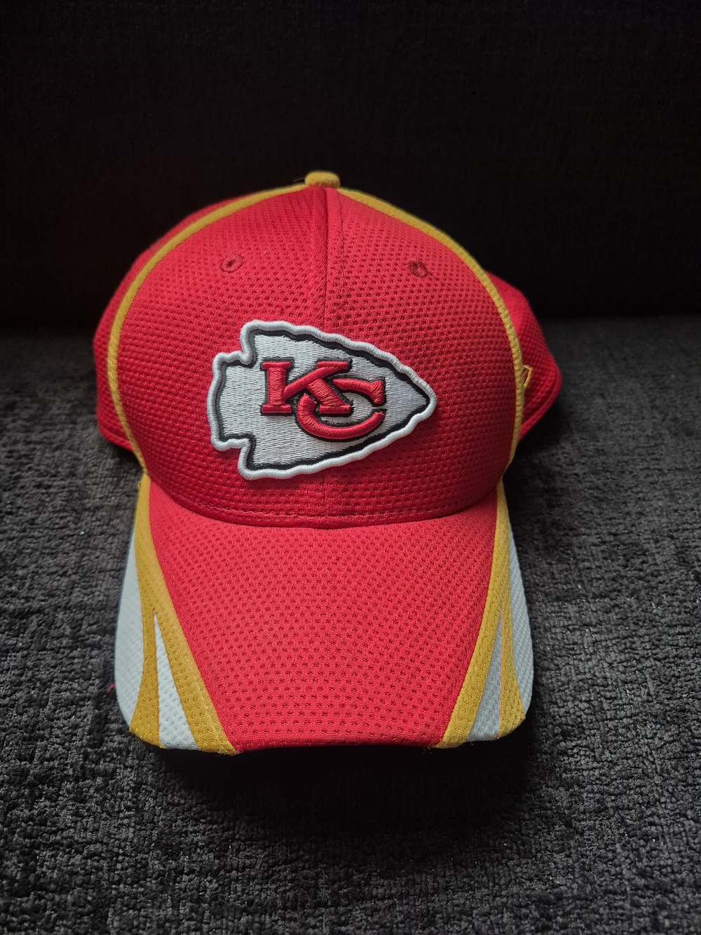 New Era 39THIRTY Kansas City Chiefs Hat Size Medium-Large Red Mesh Flex Fit Cap